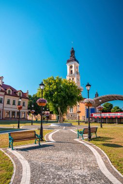 Kyiv, Ukrayna. 20 Temmuz 2021. Kentte saat kulesi var. Parkın ortasında metal parçalar var.