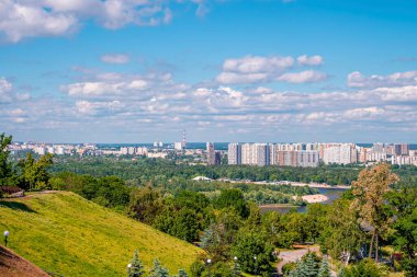 Güneşli bir günde Park Hill 'den manzaralı güzel şehir manzarası bulutlu gökyüzü, gökyüzü manzaralı şehir manzarası