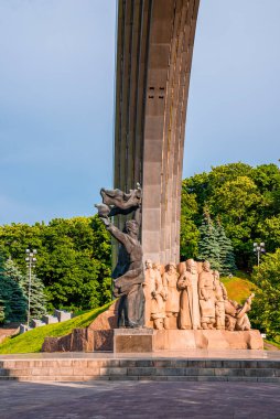 Kyiv, Ukrayna. 20 Temmuz 2021. Dinyeper 'ın sağ kıyısındaki kasık parkında bulunan Halkın Dostluk Kemeri
