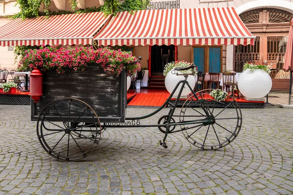 乌克兰基辅 2021年7月20日 古式三轮自行车四轮马车 在室外咖啡馆前摆放精美的花朵 — 图库照片