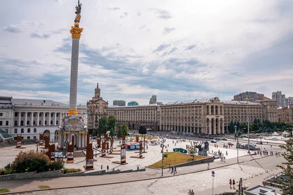 ウクライナのキエフ 2021年7月20日 Maidan Nezalezhnostiまたは独立広場はKhreschatyk通りに位置しています 真ん中の記念碑はベレヒニアと呼ばれています — ストック写真