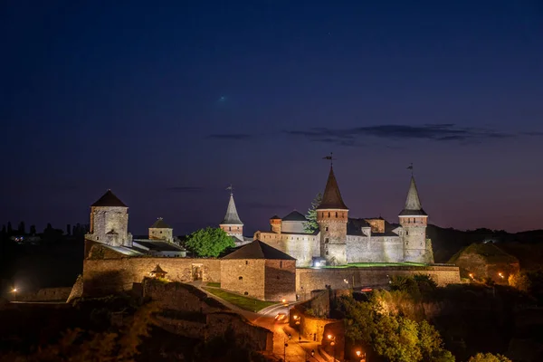 Vista Distanza Del Castello Kamianets Podilskyi Contro Cielo Notte Illuminato — Foto Stock