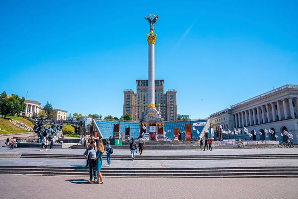 乌克兰基辅 2021年7月20日 独立广场柱子顶上的Maidan Maydan Nezalezhnosti雕像 — 图库照片