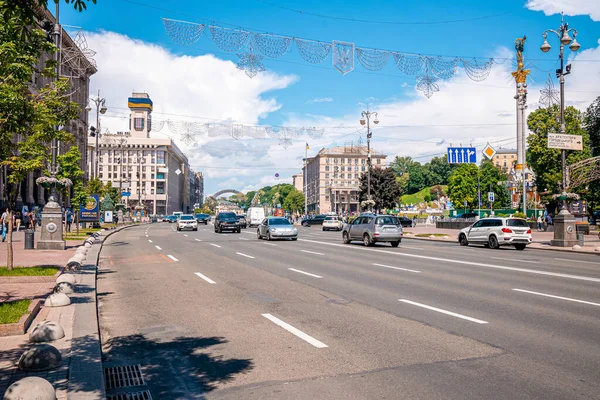 우크라이나 키예프 2021 도시에 사이에 길가에 줄지어 차들이 줄지어서 마단네 — 스톡 사진