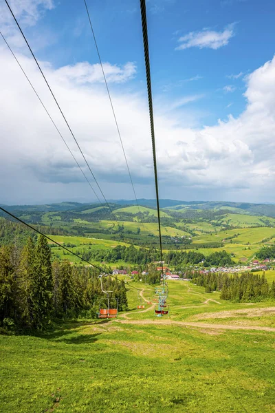 Schöne Aussicht Auf Sessellifte Über Grüne Grasbewachsene Hügel Der Landschaft — Stockfoto
