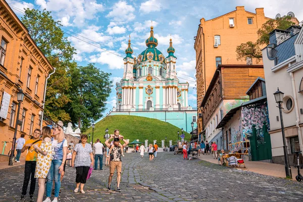 Kyiv, Ukrayna. 20 Temmuz 2021. St. Andrews Kilisesi binasının önündeki dik tepedeki turistler