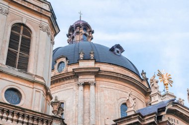 Kubbeli tarihi Dominik Kilisesi ve Manastırı cephesi. Binanın dış tarafındaki sütunlar.