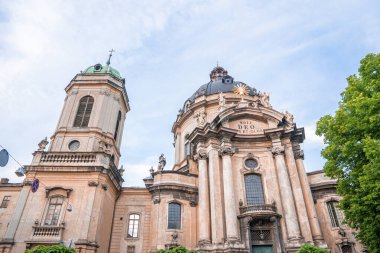 Kubbe ve Dominik Kilisesi 'nin ve Manastırı' nın gökyüzüne karşı olan ana cephesinin alçak açılı görüntüsü. Eski tarihi bina.