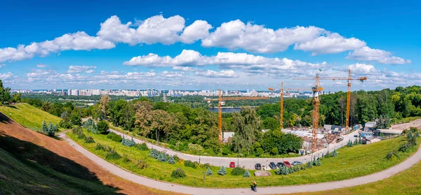 Сценічний Вид Будівельних Журавлів Парку Цитаделлю Сонячний День Проти Хмарного — стокове фото