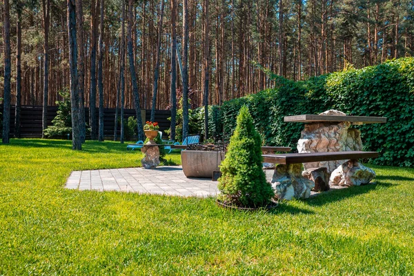 Vacker Solig Bakgård Med Järn Eldstad Och Bänkar Stenbeläggning Trädgård — Stockfoto