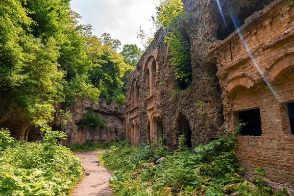 Walking Path Ruins Old Fortification Fort Sunny Day Remains Ancient — Stock Photo, Image