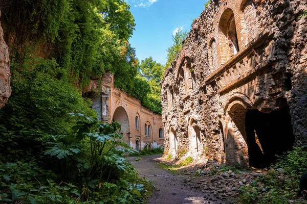 Walking Path Ruins Old Fortification Fort Sunny Day Remains Ancient — Stock Photo, Image