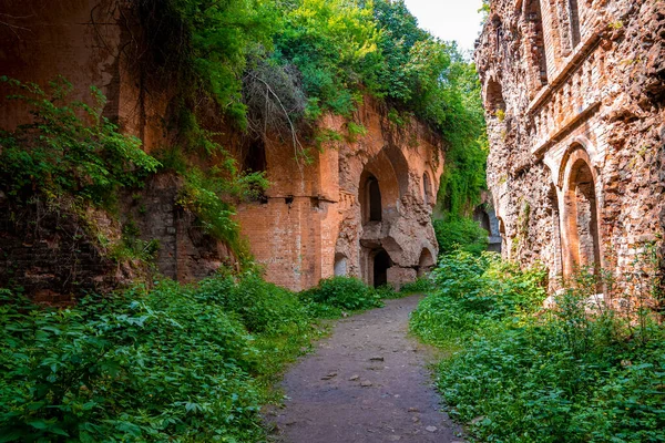 Walking Path Ruins Old Fortification Fort Sunny Day Remains Ancient — Stock Photo, Image