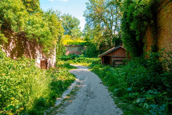 Empty Walking Path Ruins Old Fortification Fort Sunny Day Footpath — Stock Photo, Image