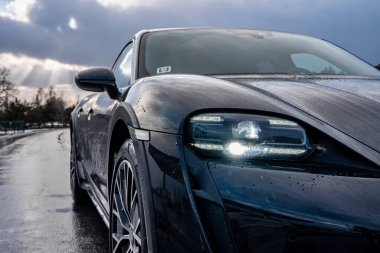 Yoldan geçen Porsche Taycan Gran Turismo Elektrik modeli