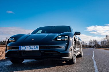 Yoldan geçen Porsche Taycan Gran Turismo Elektrik modeli