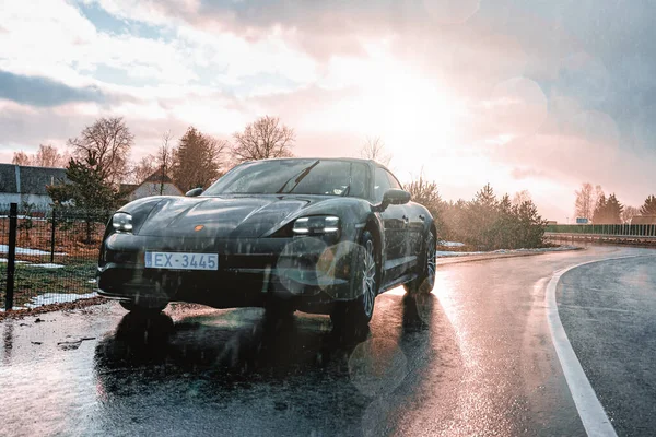 Porsche Taycan Gran Turismo Ηλεκτρικό μοντέλο που οδηγεί στο δρόμο — Φωτογραφία Αρχείου