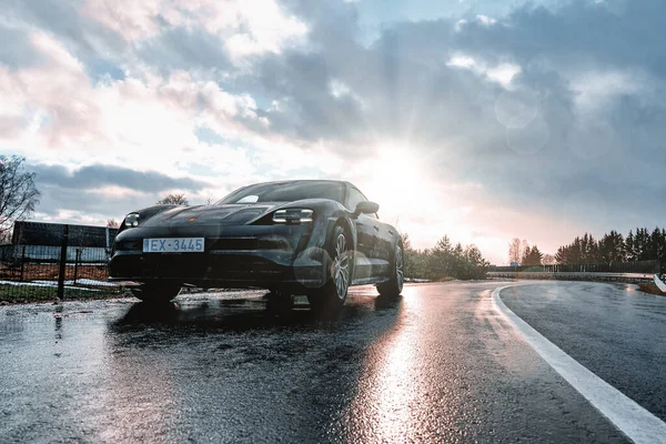 Porsche Taycan Gran Turismo Ηλεκτρικό μοντέλο που οδηγεί στο δρόμο — Φωτογραφία Αρχείου