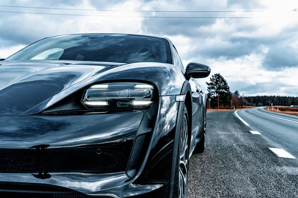 Porsche Taycan Gran Turismo Modella elettrica lungo la strada — Foto Stock