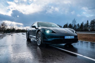 Yoldan geçen Porsche Taycan Gran Turismo Elektrik modeli