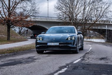 Yoldan geçen Porsche Taycan Gran Turismo Elektrik modeli