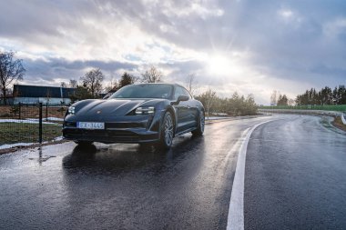 Yoldan geçen Porsche Taycan Gran Turismo Elektrik modeli
