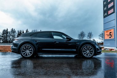 Yoldan geçen Porsche Taycan Gran Turismo Elektrik modeli