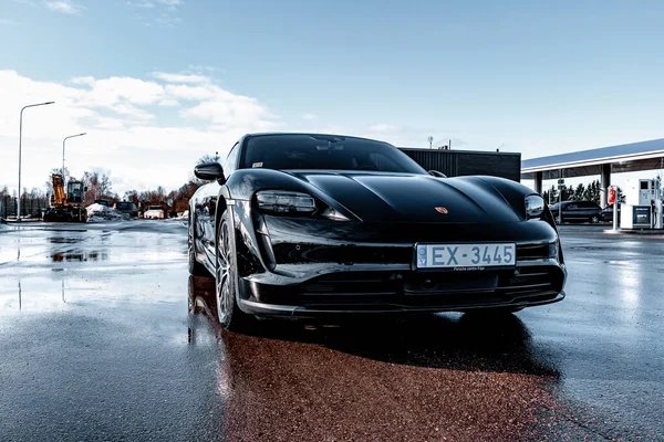 Porsche Taycan Gran Turismo Ηλεκτρικό μοντέλο που οδηγεί στο δρόμο — Φωτογραφία Αρχείου