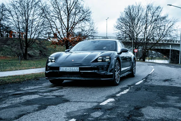 Porsche Taycan Gran Turismo Modelo eléctrico que conduce por el camino — Foto de Stock