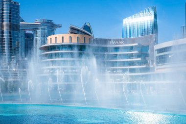 Dubai 'deki Burj Khalifa gökdeleninin yakınındaki dans eden çeşmeler..