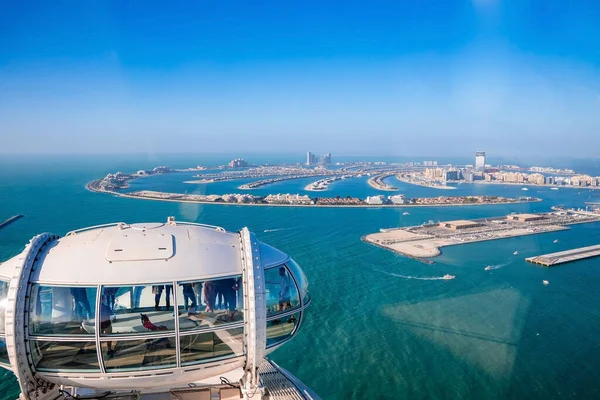 Ain Dubai Kabine mit Menschen, die die wunderschöne Skyline von Dubai bewundern — Stockfoto