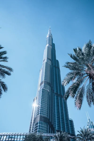 Piękny wieżowiec Burj Khalifa w piękny słoneczny dzień — Zdjęcie stockowe