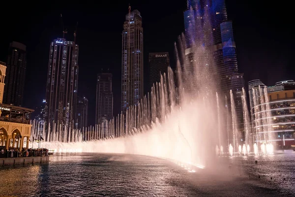 Rascacielos Burj Khalifa por la noche en Dubai. — Foto de Stock