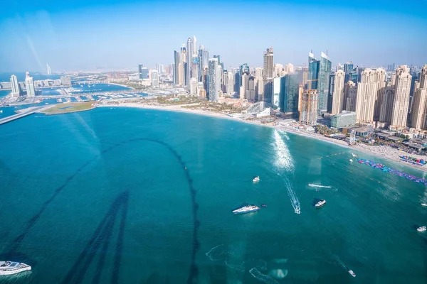 Luftaufnahme des Jachthafens von Dubai und des JBR-Gebiets vom berühmten Riesenrad — Stockfoto
