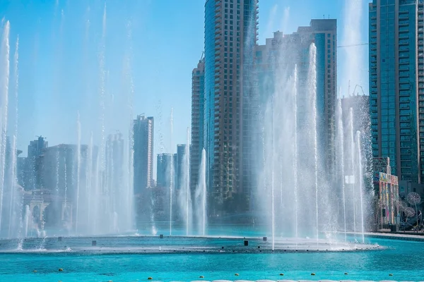 The Dancing fountains near Burj Khalifa skyscraper in Dubai. — Stock Photo, Image