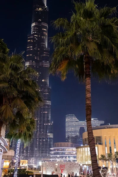 Dubai centro ciudad skyline vista por la noche — Foto de Stock