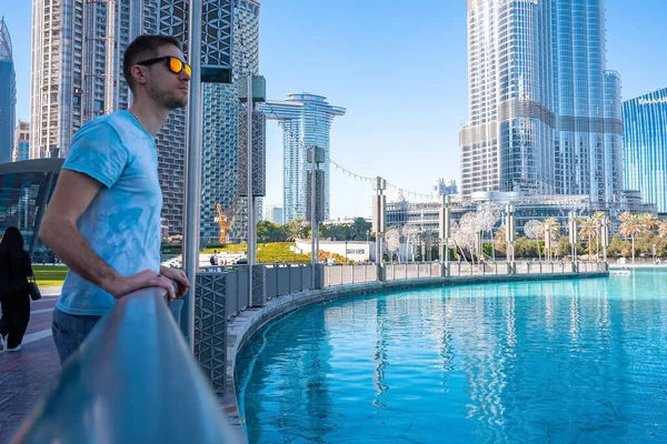 Young man exploring Burj Khalifa skyscraper — Stock Photo, Image