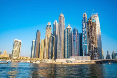 Dubai Marina ve JBR bölgesinin ünlü dönme dolap manzarası.