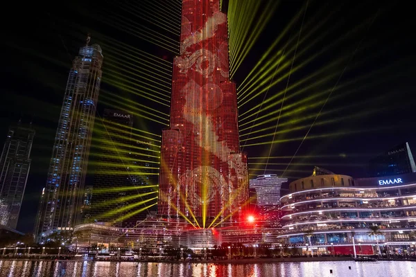 Burj Khalifa gratte-ciel la nuit à Dubaï. — Photo