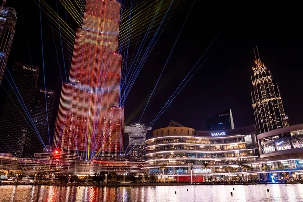 Burj Khalifa gratte-ciel la nuit à Dubaï. — Photo