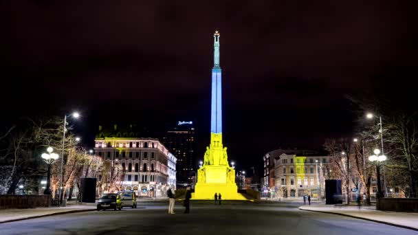Monumento a la libertad de Letonia - Milda en colores ucranianos. Apoyo a Ucrania. — Vídeo de stock