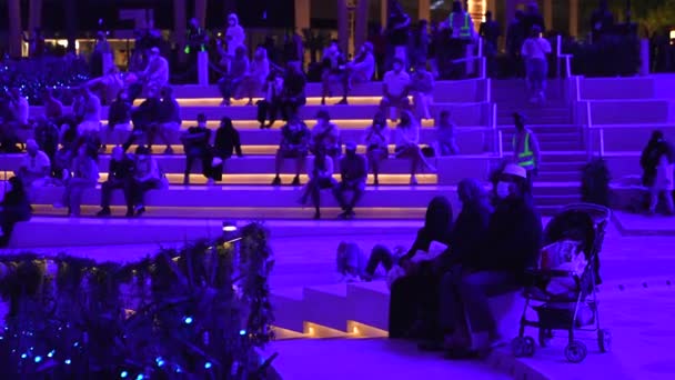 Al Wasl Plaza koepeldak 's nachts verlicht met een lichtshow — Stockvideo