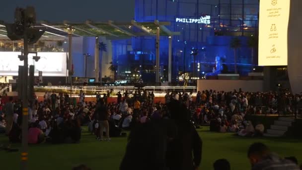 Az emberek Dubaiban nézik és élvezik a koncertet a Dubai Expo 2020 keretében. — Stock videók