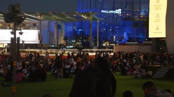 Άνθρωποι παρακολουθούν και απολαμβάνουν συναυλία στο Ντουμπάι κατά τη διάρκεια της Dubai Expo 2020. — Αρχείο Βίντεο
