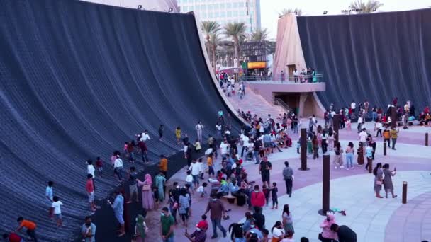 Expo 2020 Dubai Water Feature, monumentális szökőkút a jubileumi parkban — Stock videók