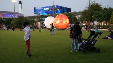 Amerika Birleşik Devletleri 2020 Dubai Fuarı 'nda büyük ABD tabelasıyla ABD Pavyonu