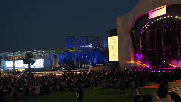 ドバイ・エキスポ2020でドバイのコンサートを見て楽しむ人々. — ストック動画