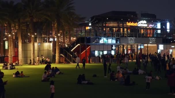 Mensen kijken en genieten van concert in Dubai tijdens Dubai Expo 2020. — Stockvideo