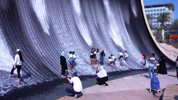 万博2020ドバイウォーターフィーチャー、ジュビリー公園の記念碑的な噴水 — ストック動画