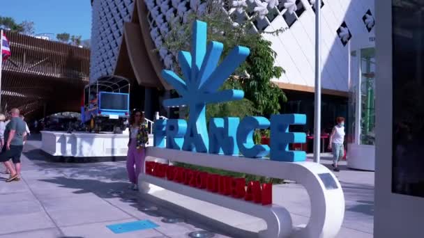Frankrikes nationella paviljong på Expo 2020 Dubai plats, modern arkitekturbyggnad — Stockvideo